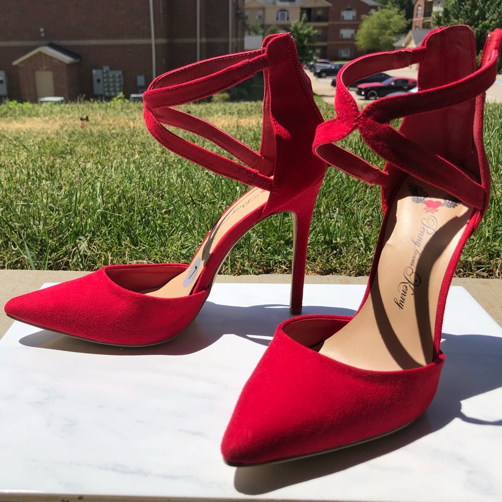 RED PUMPS
